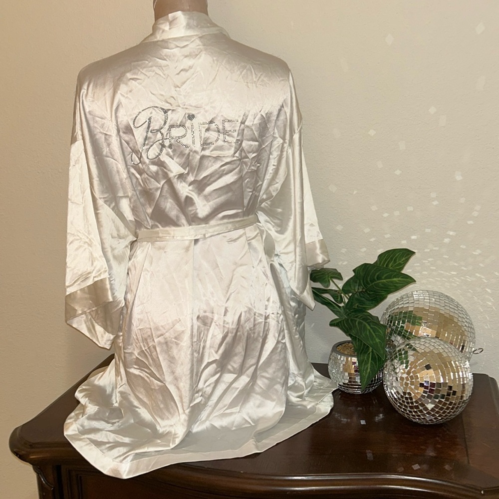 I do bridal lingerie robe from Victoria Secret Limited Edition